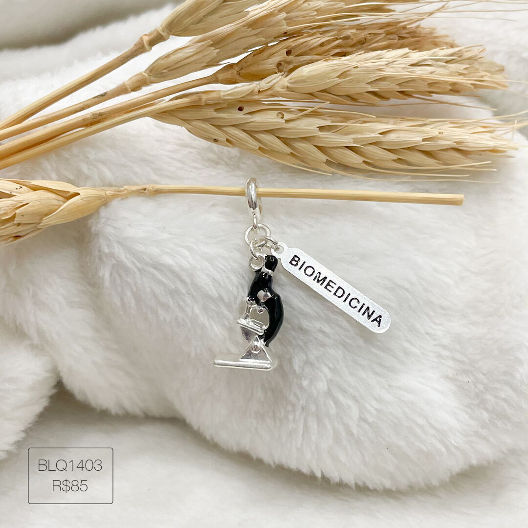 Berloque Biomedicina c/ Microscópio Pendurado Esmaltado Prateado